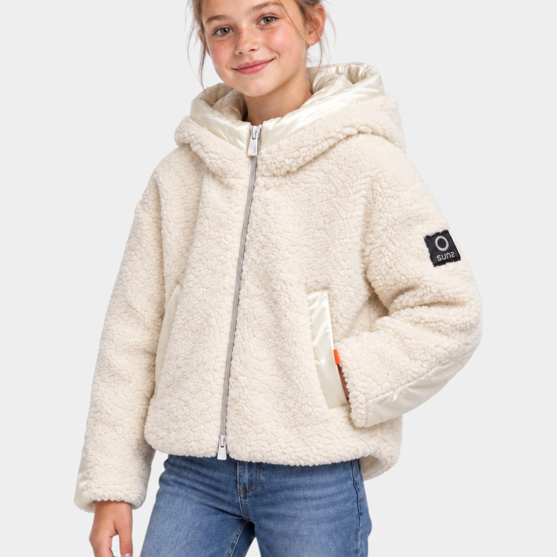 Bambina indossa giubbino teddy avorio con cappuccio e dettagli in nylon Follower SRL