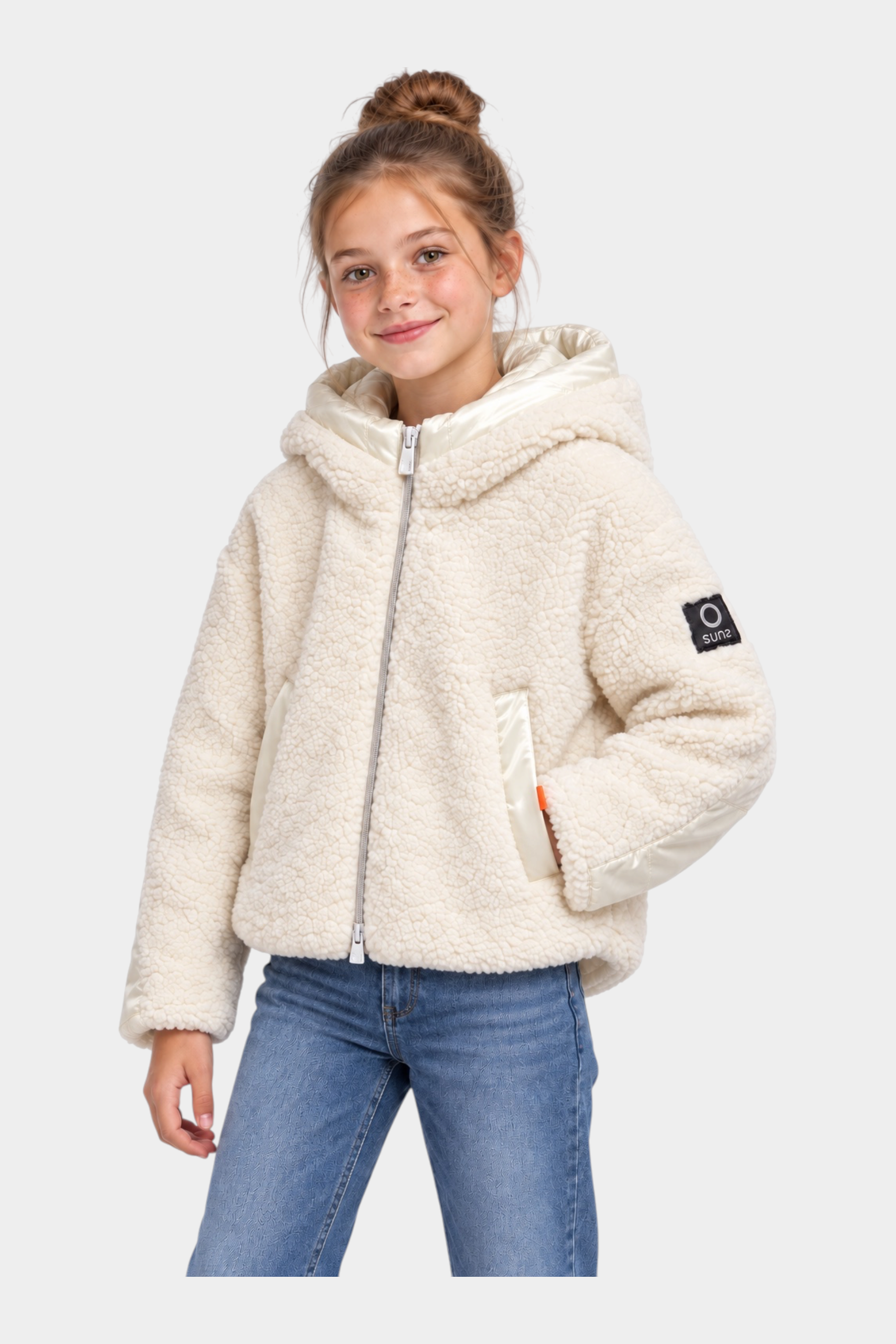 Bambina indossa giubbino teddy avorio con cappuccio e dettagli in nylon Follower SRL