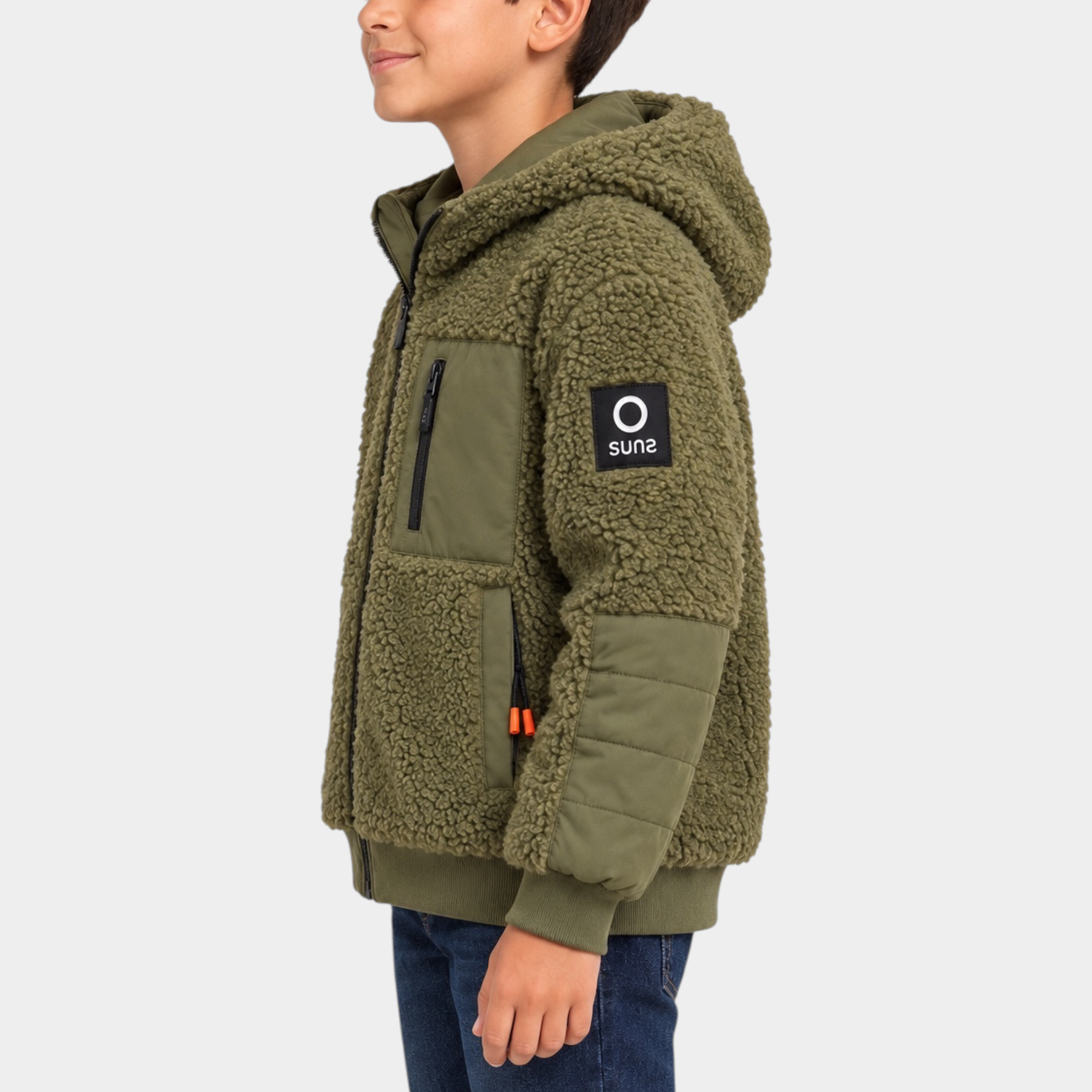 Giubbino teddy verde Follower SRL con cappuccio, tasche con zip e logo sulla manica indossato da un bambino