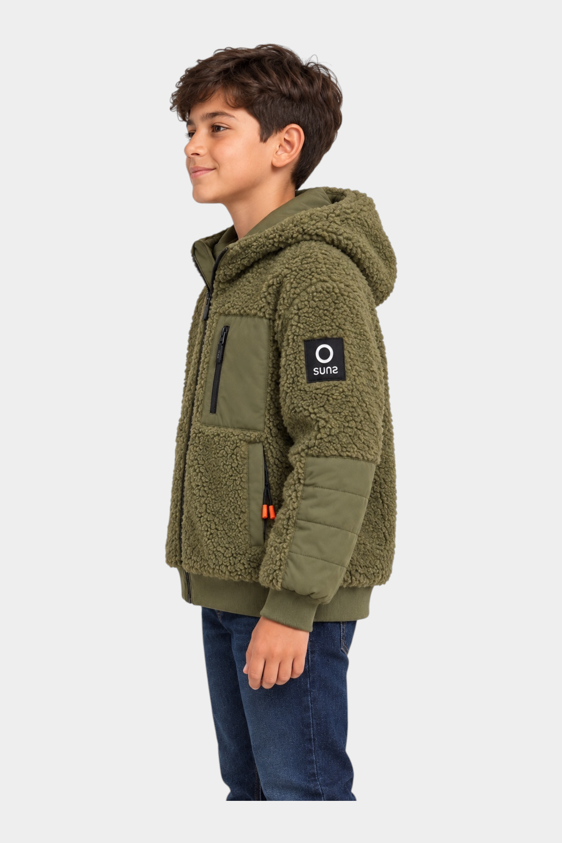 Giubbino teddy verde Follower SRL con cappuccio, tasche con zip e logo sulla manica indossato da un bambino