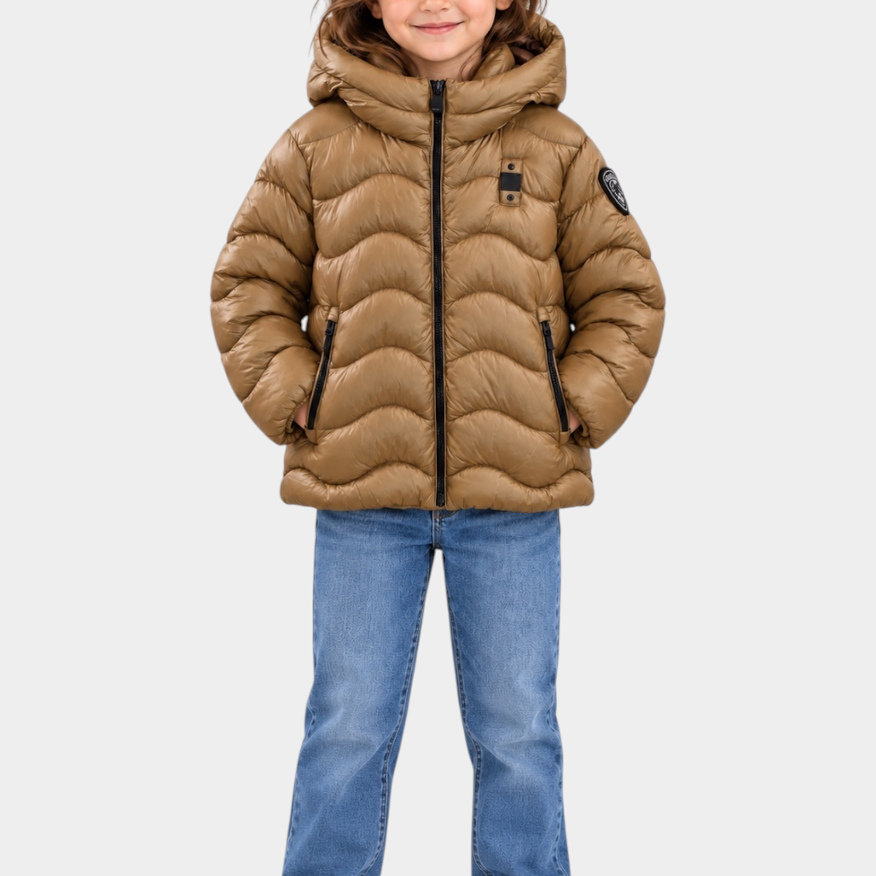 Bambina indossa giubbino trapuntato Follower SRL color bronzo con cappuccio, zip nera e patch logo sulla manica