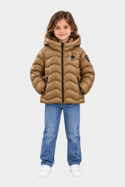 Bambina indossa giubbino trapuntato Follower SRL color bronzo con cappuccio, zip nera e patch logo sulla manica
