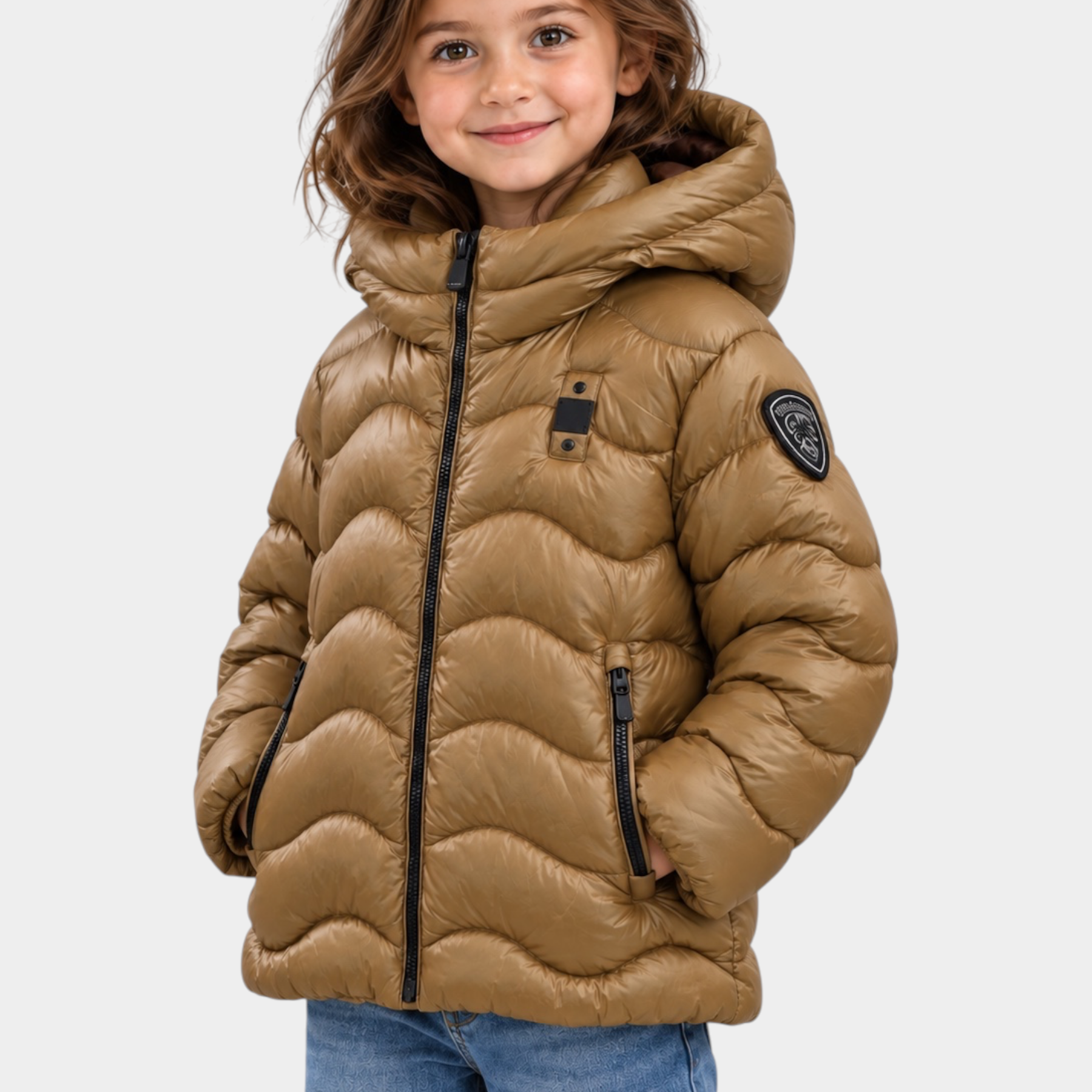 Bambina indossa giubbino trapuntato Follower SRL Blauer color verde oliva con cappuccio e patch logo glitterato