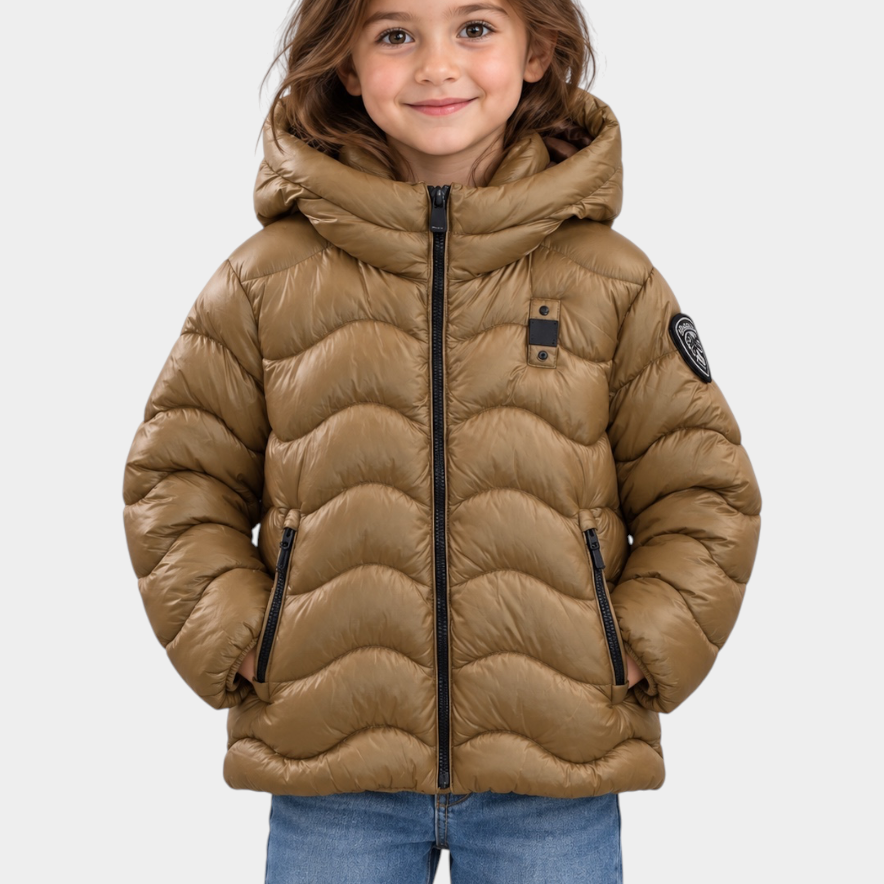 Bambina indossa giubbino trapuntato Follower SRL color bronzo con cappuccio, zip nera e patch logo sulla manica