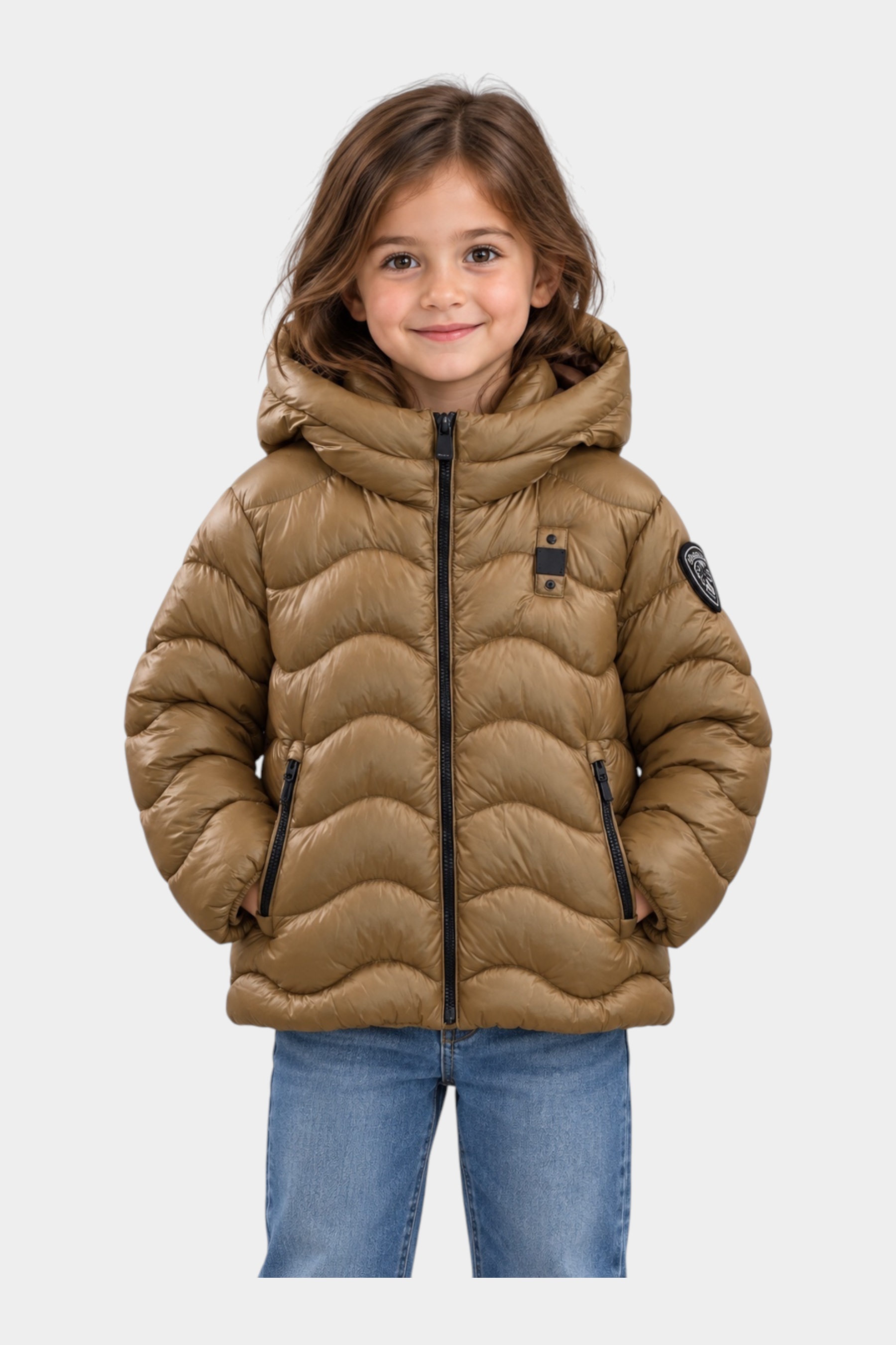 Bambina indossa giubbino trapuntato Follower SRL color bronzo con cappuccio, zip nera e patch logo sulla manica