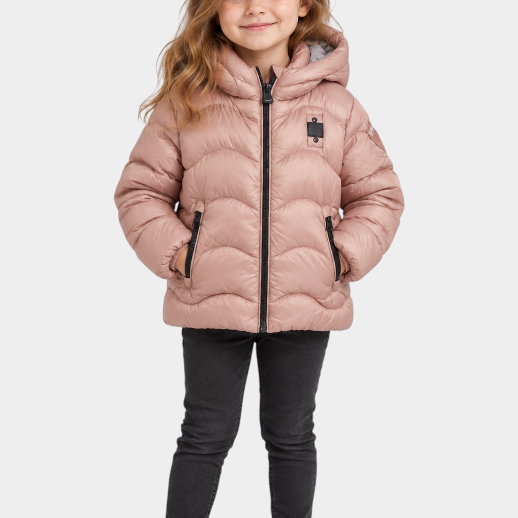 Bambina indossa giubbino trapuntato rosa Follower SRL con cappuccio, zip nera e logo glitterato sul petto