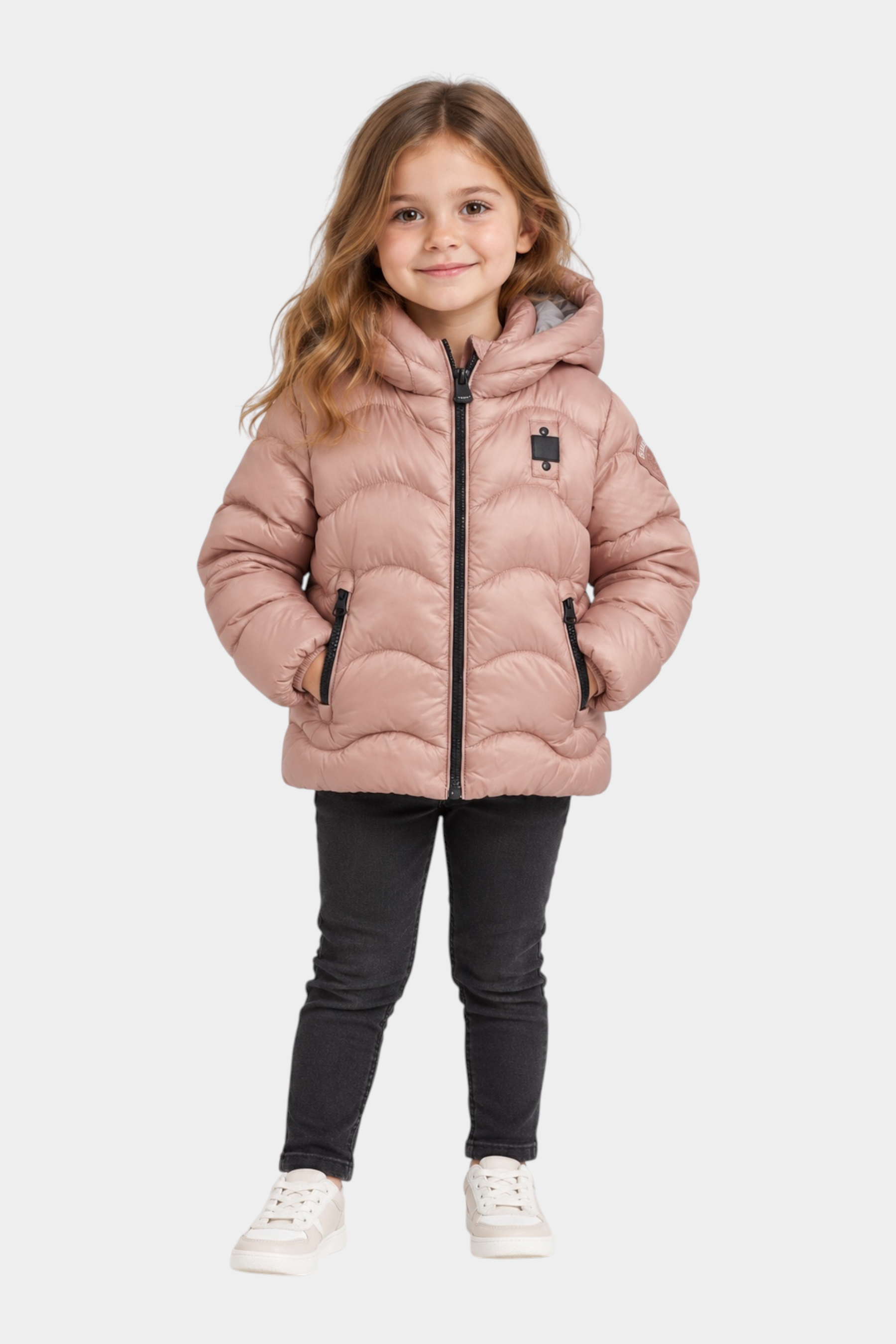 Bambina indossa giubbino trapuntato rosa Follower SRL con cappuccio, zip nera e logo glitterato sul petto