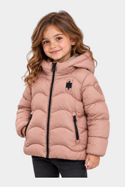 Bambina indossa giubbino trapuntato rosa Blauer con cappuccio, zip nere e logo glitterato, proposto da Follower SRL