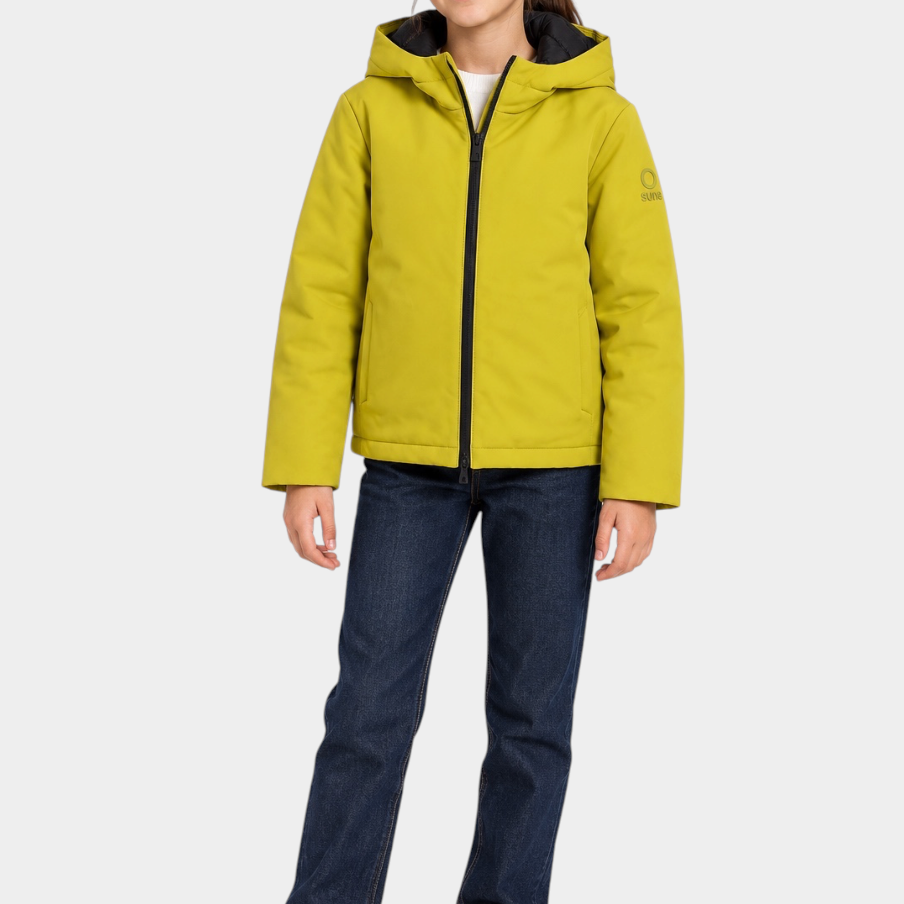 Ragazza indossa giubbino unisex giallo Follower SRL con cappuccio e zip nera a contrasto su sfondo bianco