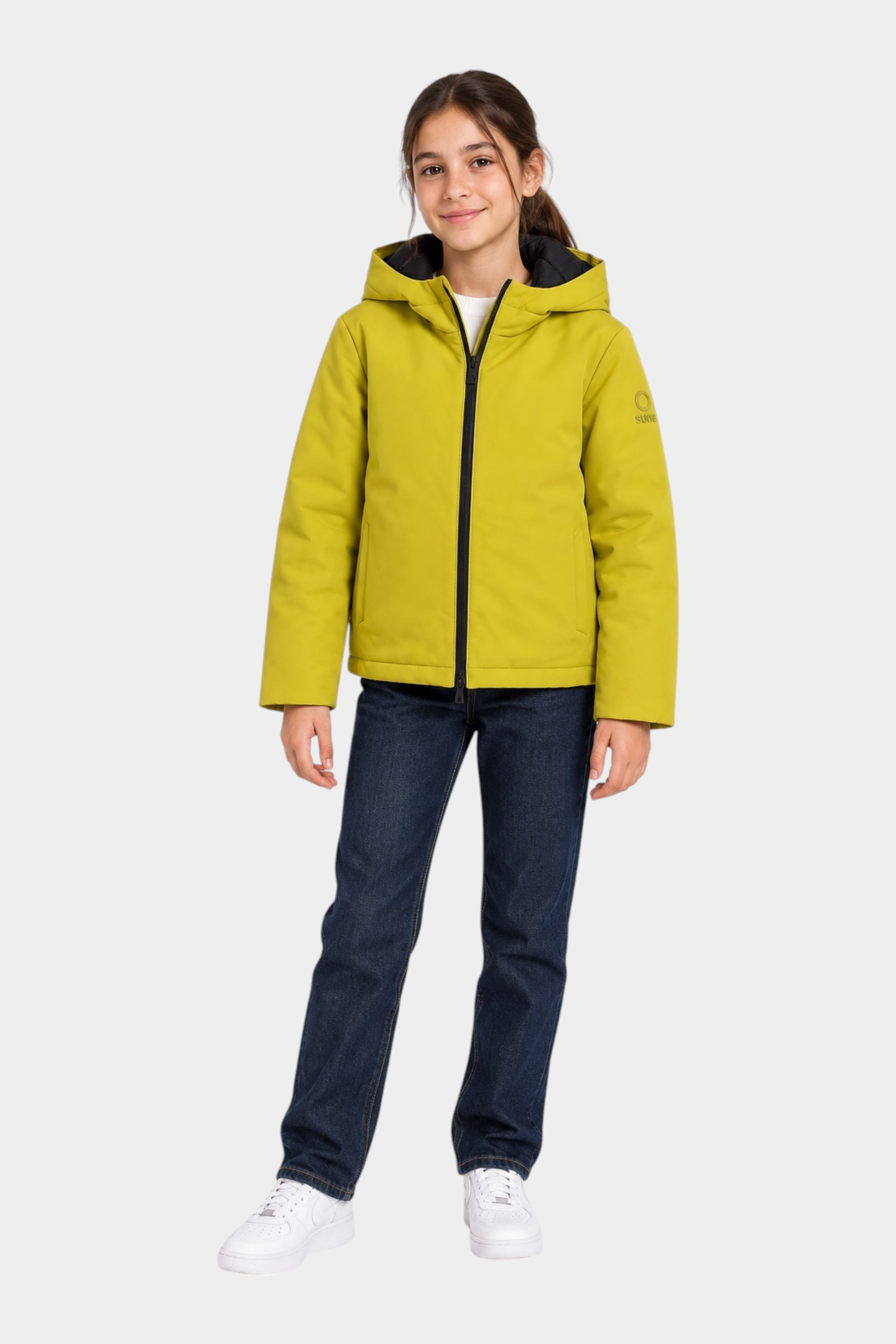 Ragazza indossa giubbino unisex giallo Follower SRL con cappuccio e zip nera a contrasto su sfondo bianco