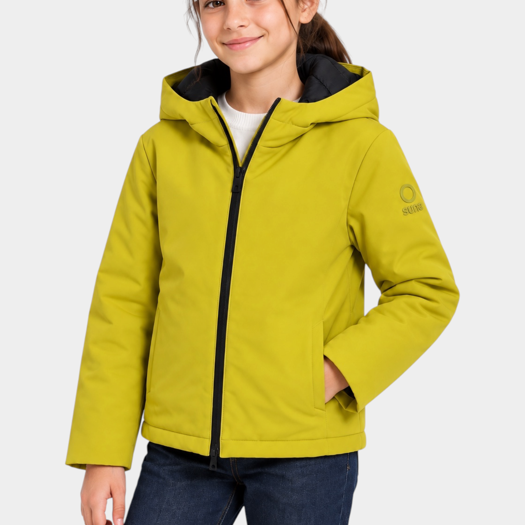 Ragazza indossa giubbino unisex giallo Follower SRL con cappuccio, zip nera e logo SUNS BOARDS sulla manica
