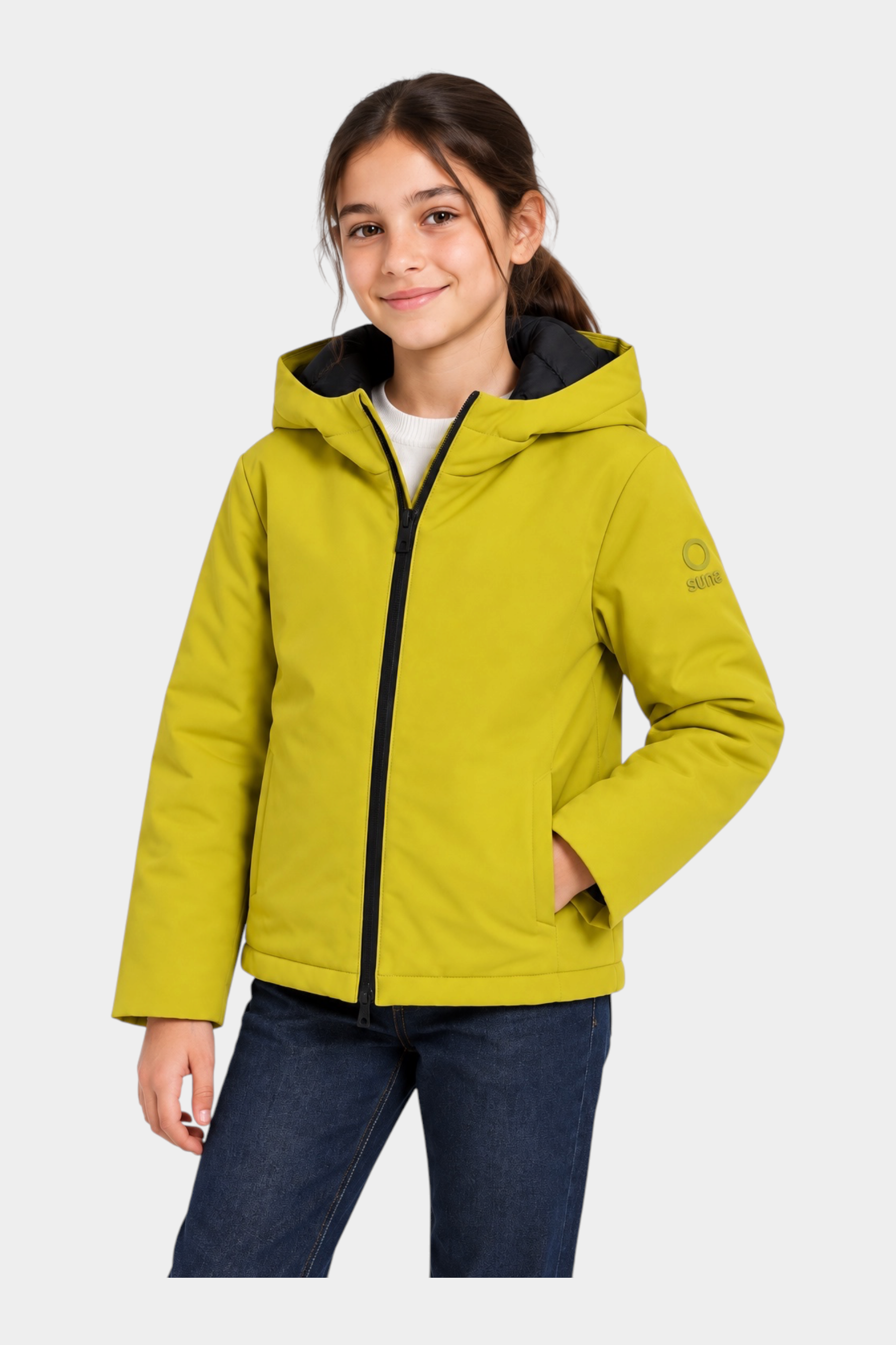 Ragazza indossa giubbino unisex giallo Follower SRL con cappuccio, zip nera e logo SUNS BOARDS sulla manica