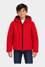 Ragazzo indossa giubbino unisex rosso Austin di Follower SRL con cappuccio, zip nera e logo SUNS BOARDS sulla manica