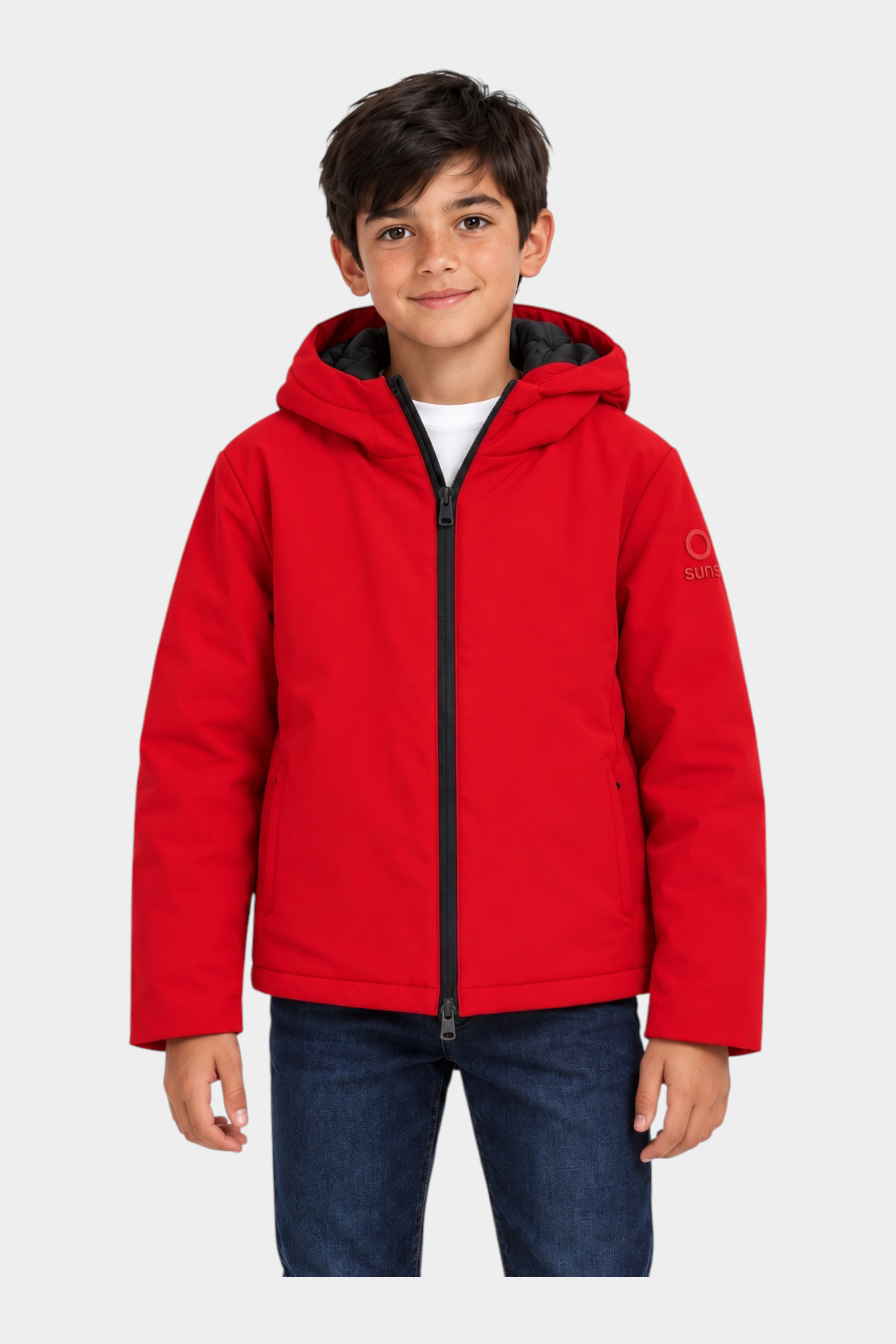 Ragazzo indossa giubbino unisex rosso Austin di Follower SRL con cappuccio, zip nera e logo SUNS BOARDS sulla manica