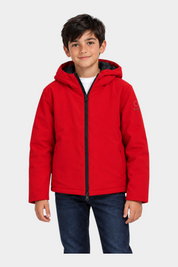 Ragazzo indossa giubbino unisex rosso Austin di Follower SRL con cappuccio e zip nera a contrasto