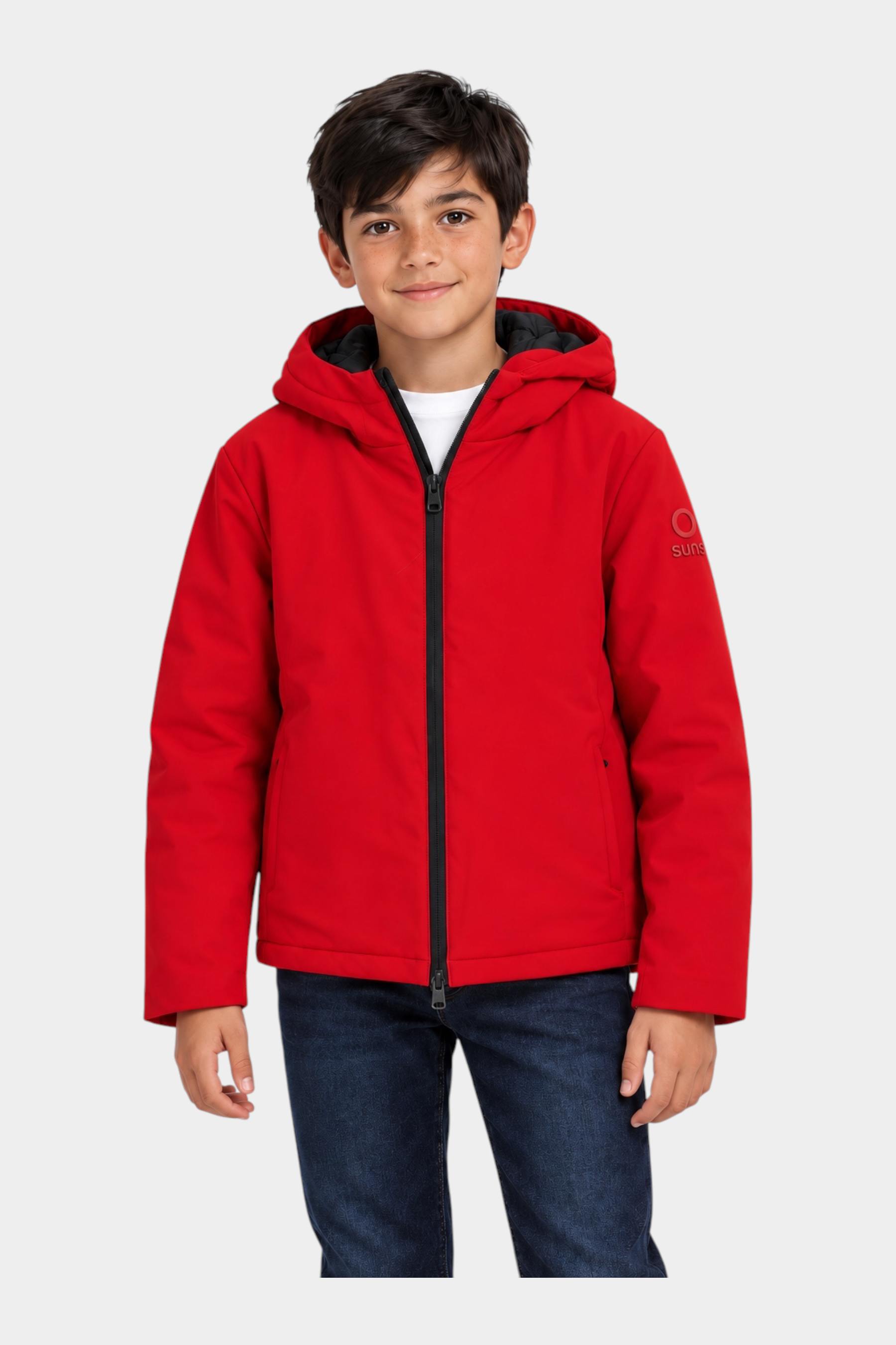 Ragazzo indossa giubbino unisex rosso Austin di Follower SRL con cappuccio e zip nera a contrasto