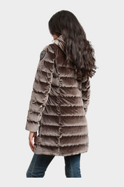 Modella di spalle indossa giubbino lungo trapuntato in velluto marrone lucido Follower SRL con logo Blauer sulla spalla