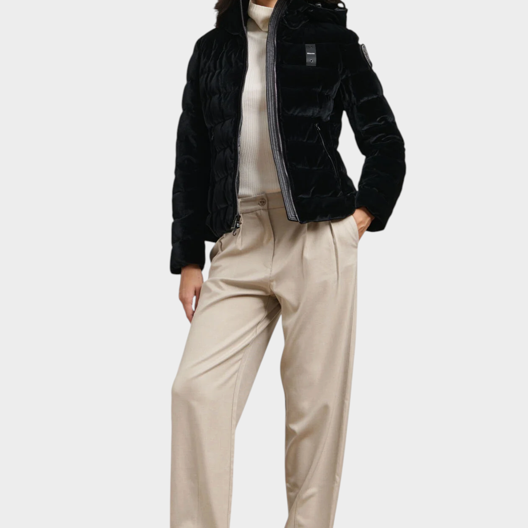 Modella indossa giubbino in velluto nero lucido Blauer con cappuccio, abbinato a pantaloni beige, Follower SRL