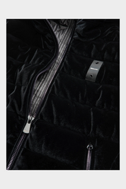 Dettaglio del giubbino trapuntato in velluto nero lucido Velly Long da donna firmato Follower SRL con zip e logo