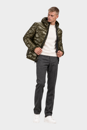 Modello indossa giubbino trapuntato verde lucido con cappuccio Follower SRL, stile casual invernale
