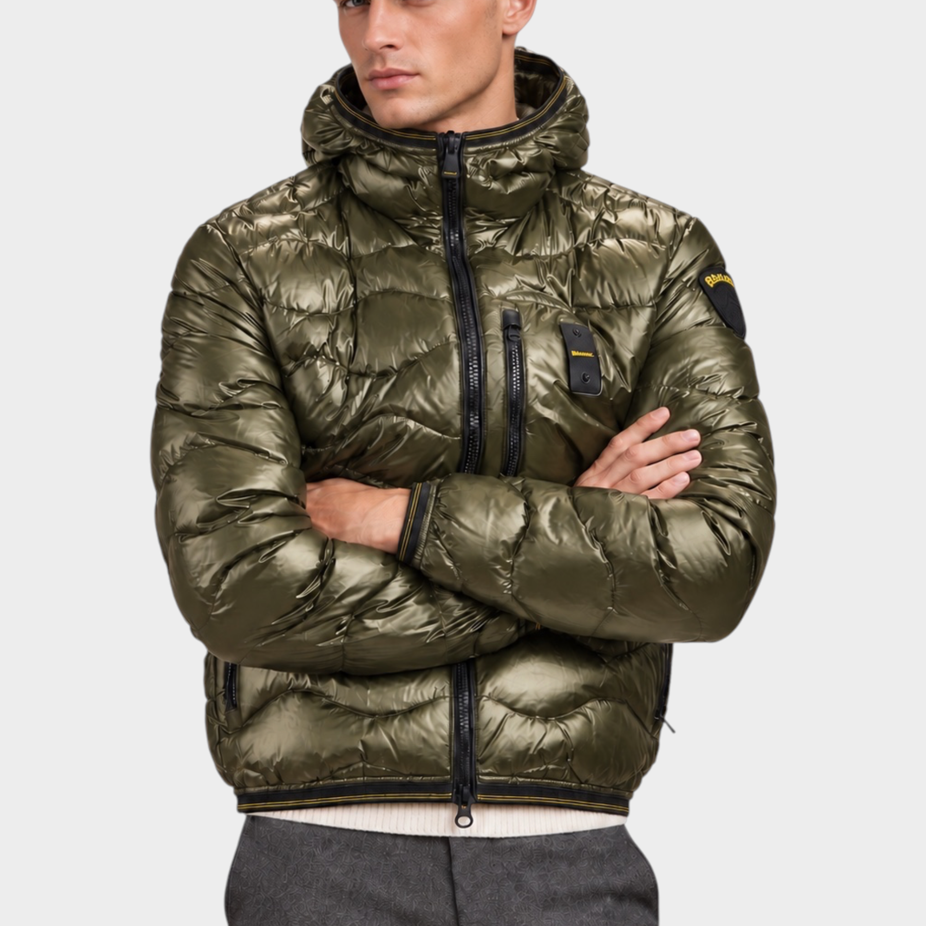 Modello indossa giubbino trapuntato verde lucido Follower SRL con cappuccio e chiusura a zip