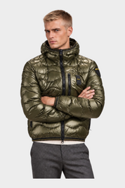 Modello indossa giubbino trapuntato verde lucido Follower SRL con cappuccio e chiusura a zip