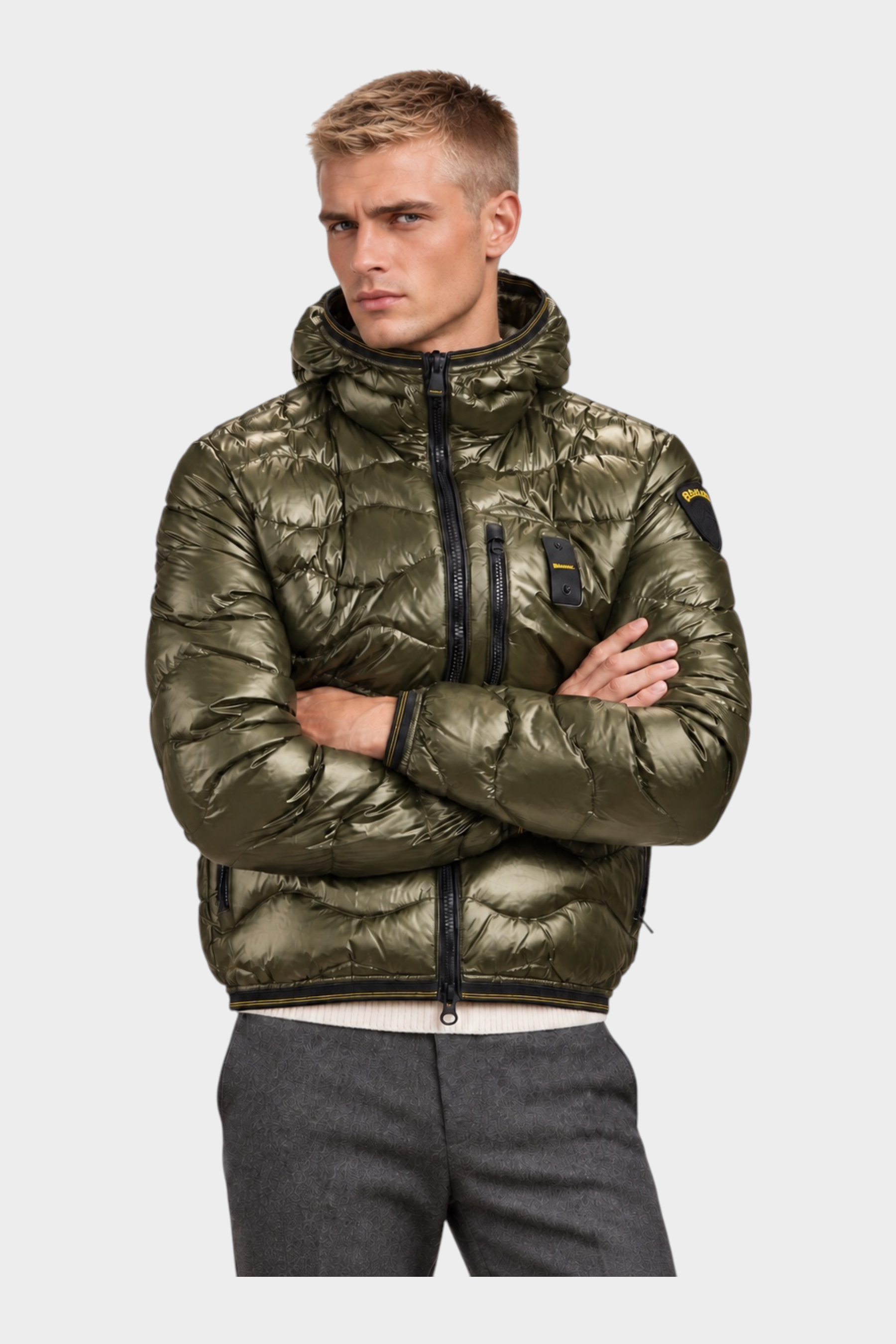Modello indossa giubbino trapuntato verde lucido Follower SRL con cappuccio e chiusura a zip