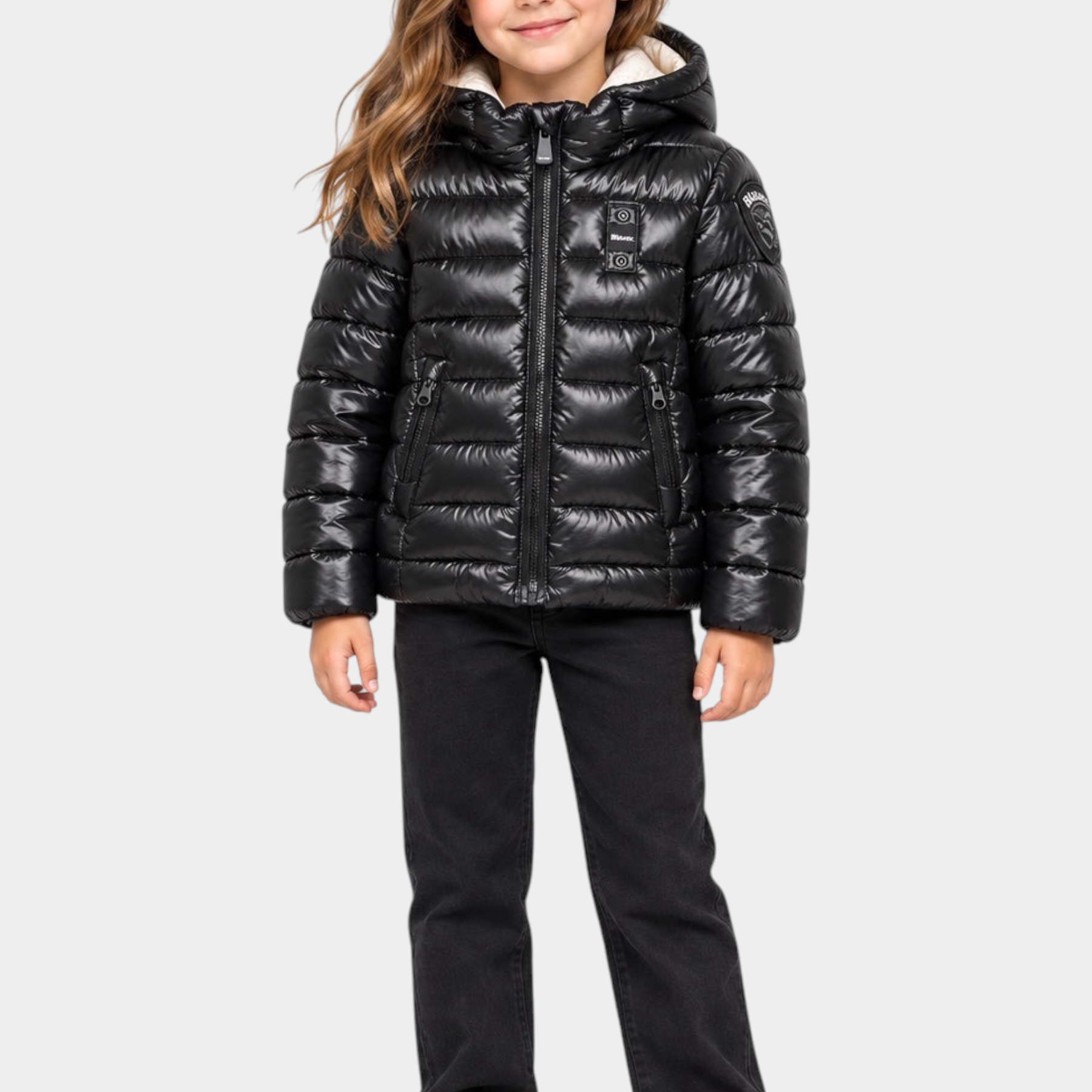 Bambina indossa giubbotto nero Follower SRL Blauer in tessuto tecnico trapuntato con cappuccio e logo glitterato