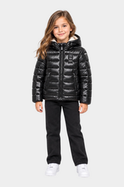 Bambina indossa giubbotto nero Follower SRL Blauer in tessuto tecnico trapuntato con cappuccio e logo glitterato