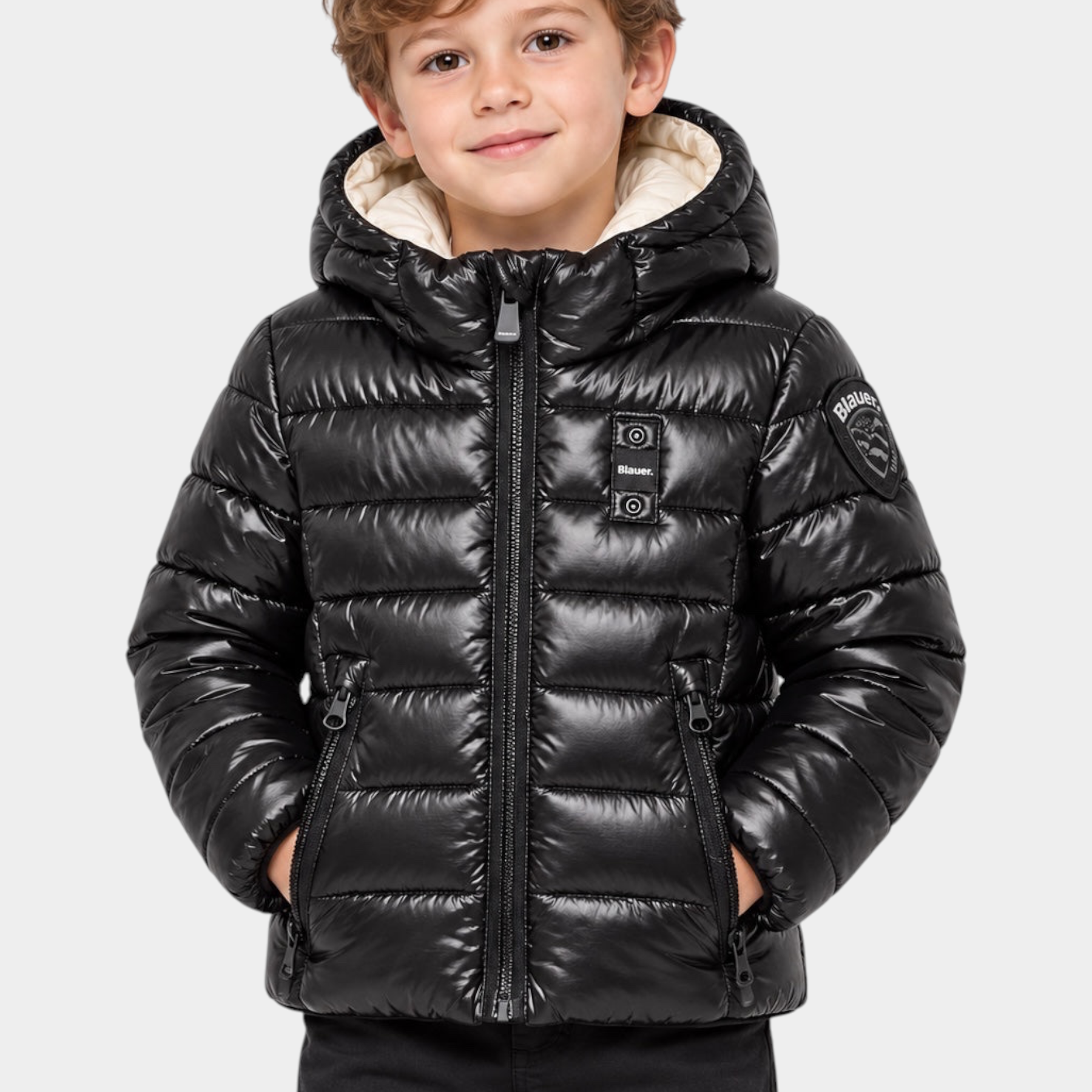 Bambino che indossa un giubbotto nero Follower SRL Blauer in tessuto micro rip con cappuccio e logo glitterato