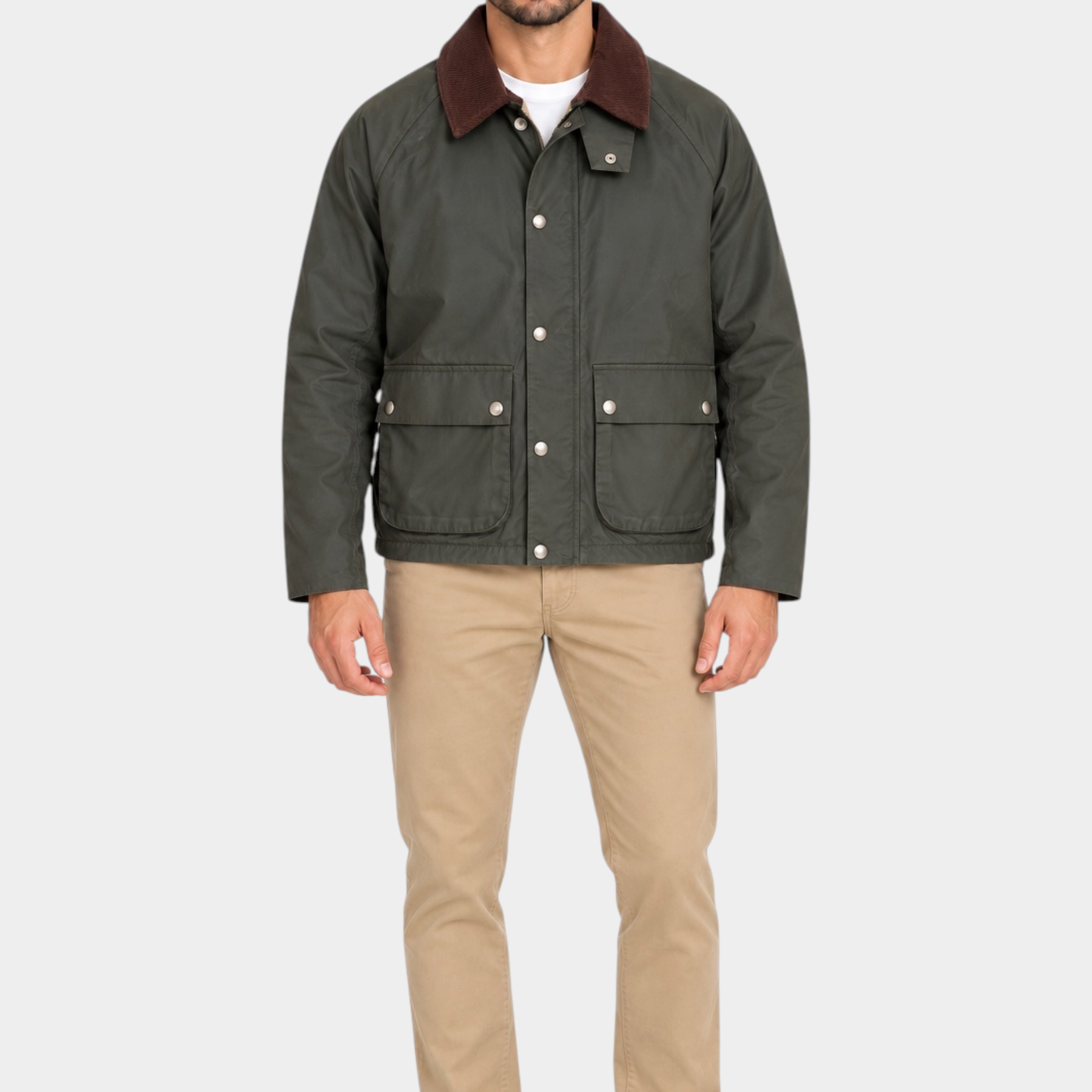Modello indossa giubbotto verde Follower SRL con colletto a coste marrone e tasche frontali su pantaloni beige