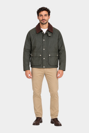 Modello indossa giubbotto verde Follower SRL con colletto a coste marrone e tasche frontali su pantaloni beige
