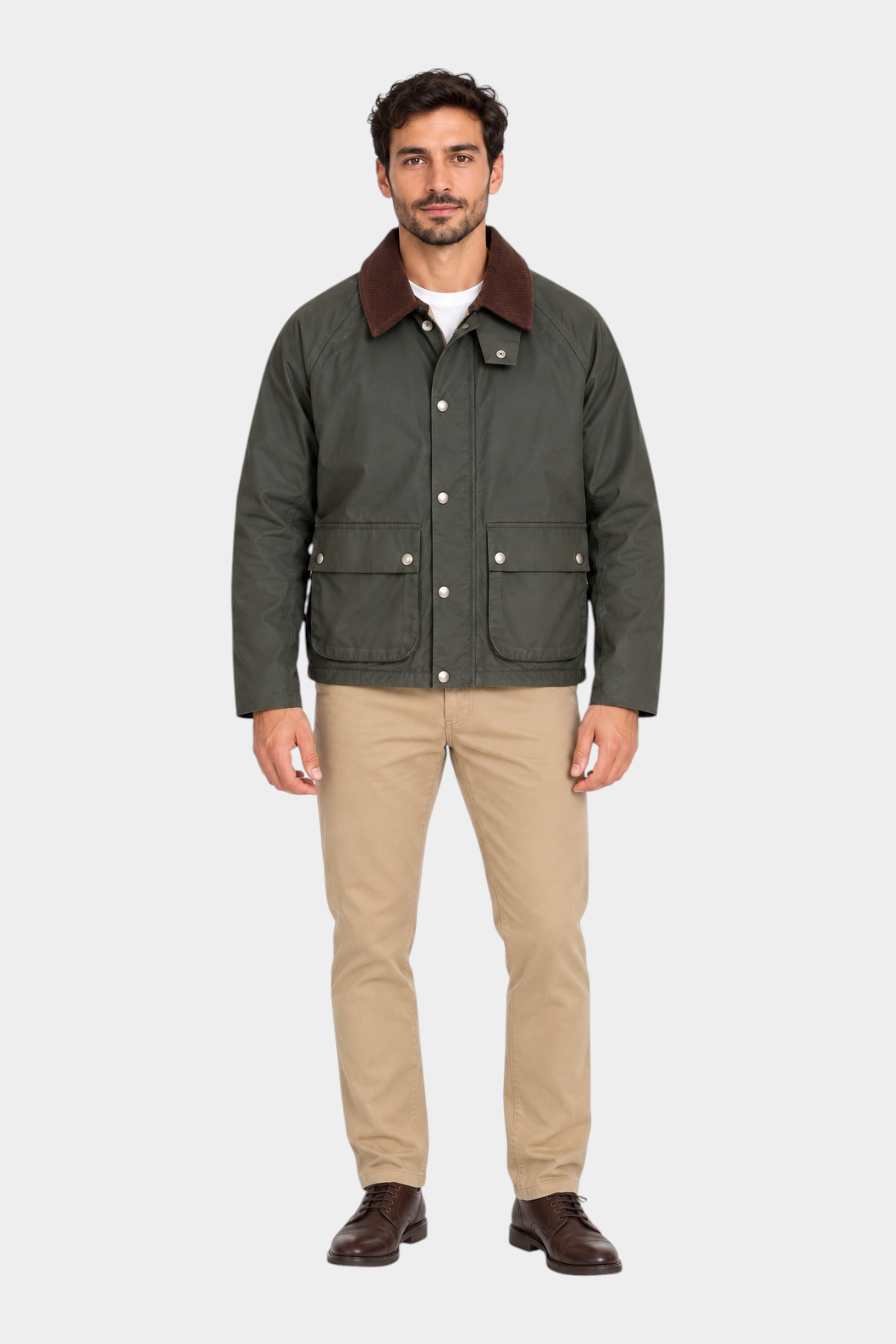 Modello indossa giubbotto verde Follower SRL con colletto a coste marrone e tasche frontali su pantaloni beige