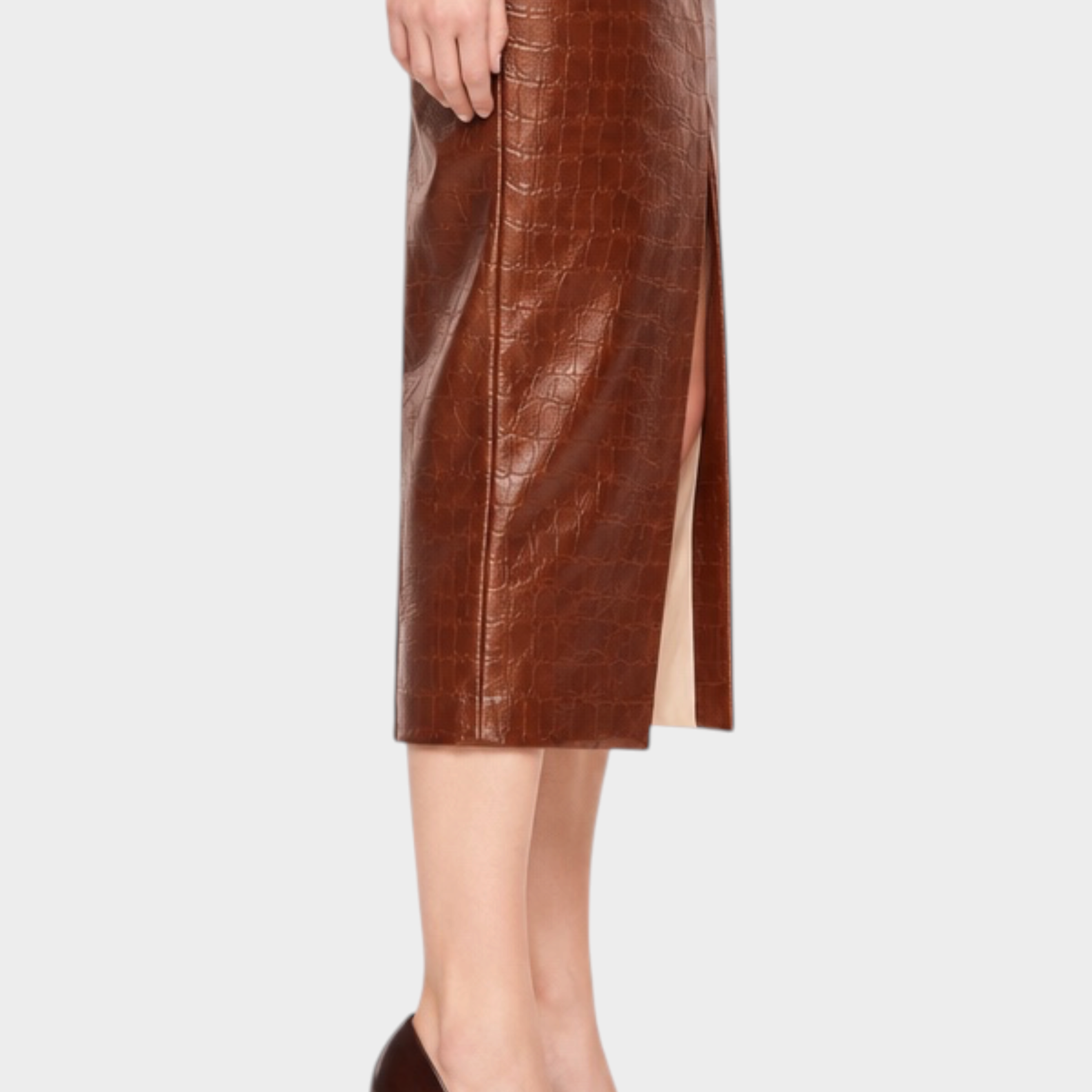 Modella Follower SRL indossa gonna midi a vita alta marrone in similpelle effetto coccodrillo con blazer abbinato