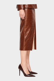 Modella Follower SRL indossa gonna midi a vita alta marrone in similpelle effetto coccodrillo con blazer abbinato
