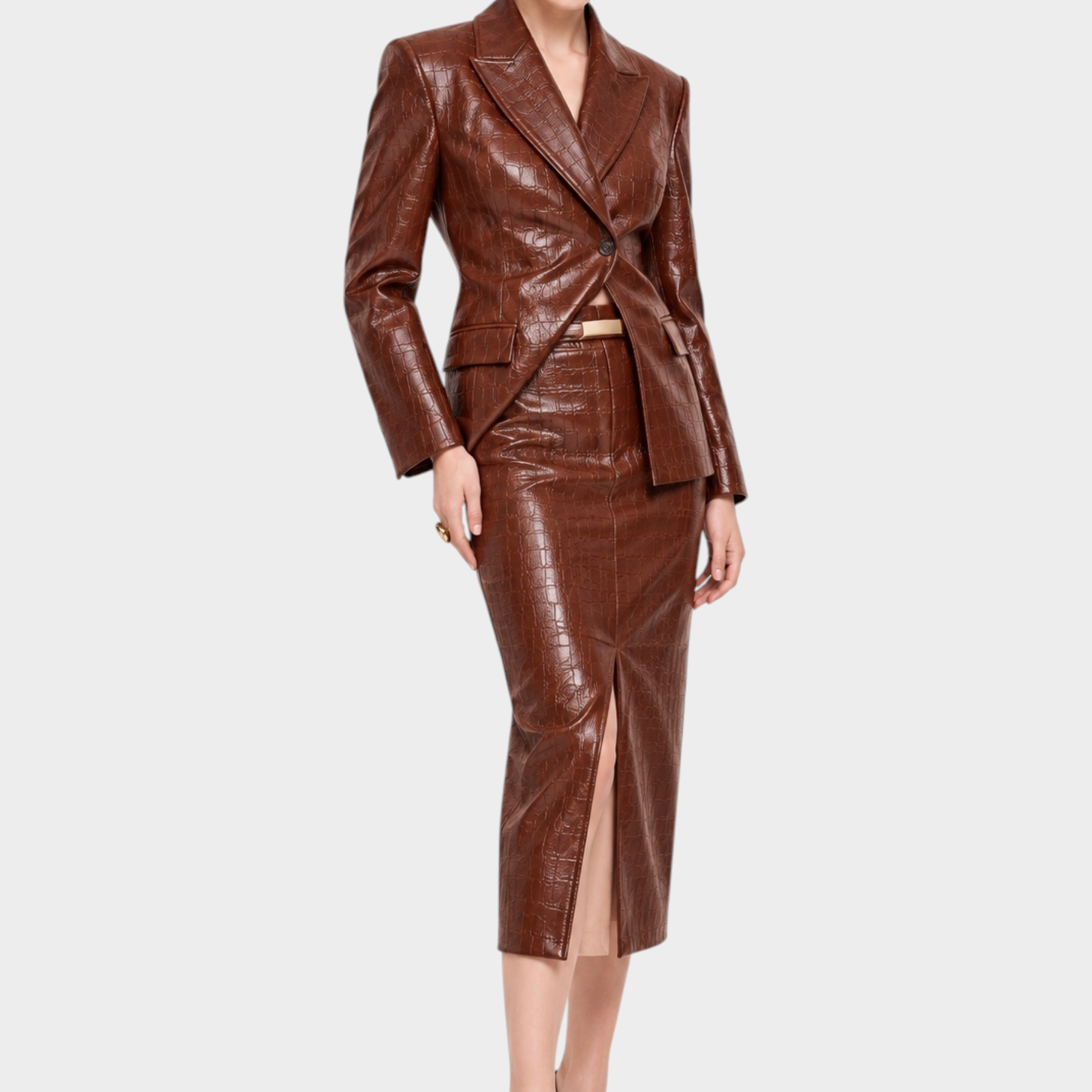 Modella indossa gonna midi a vita alta in similpelle marrone effetto coccodrillo di Follower SRL con blazer abbinato