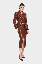 Modella indossa gonna midi a vita alta in similpelle marrone effetto coccodrillo di Follower SRL con blazer abbinato
