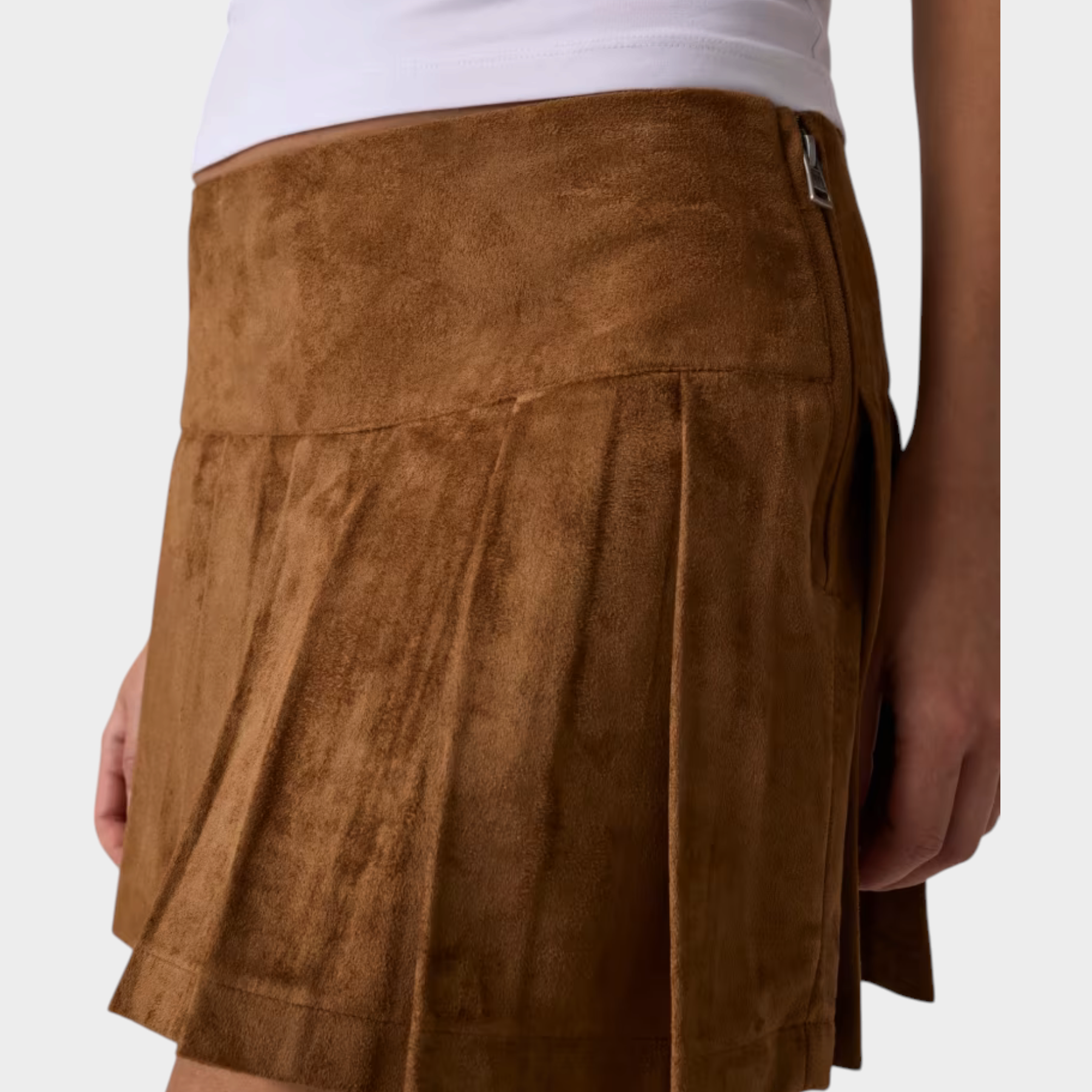 Gonna plissettata corta in pelle scamosciata marrone GUESS indossata, proposta da Follower SRL