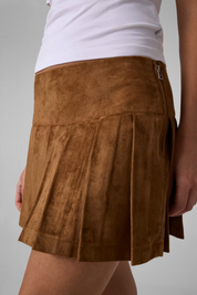 Gonna plissettata corta in pelle scamosciata marrone GUESS indossata, proposta da Follower SRL