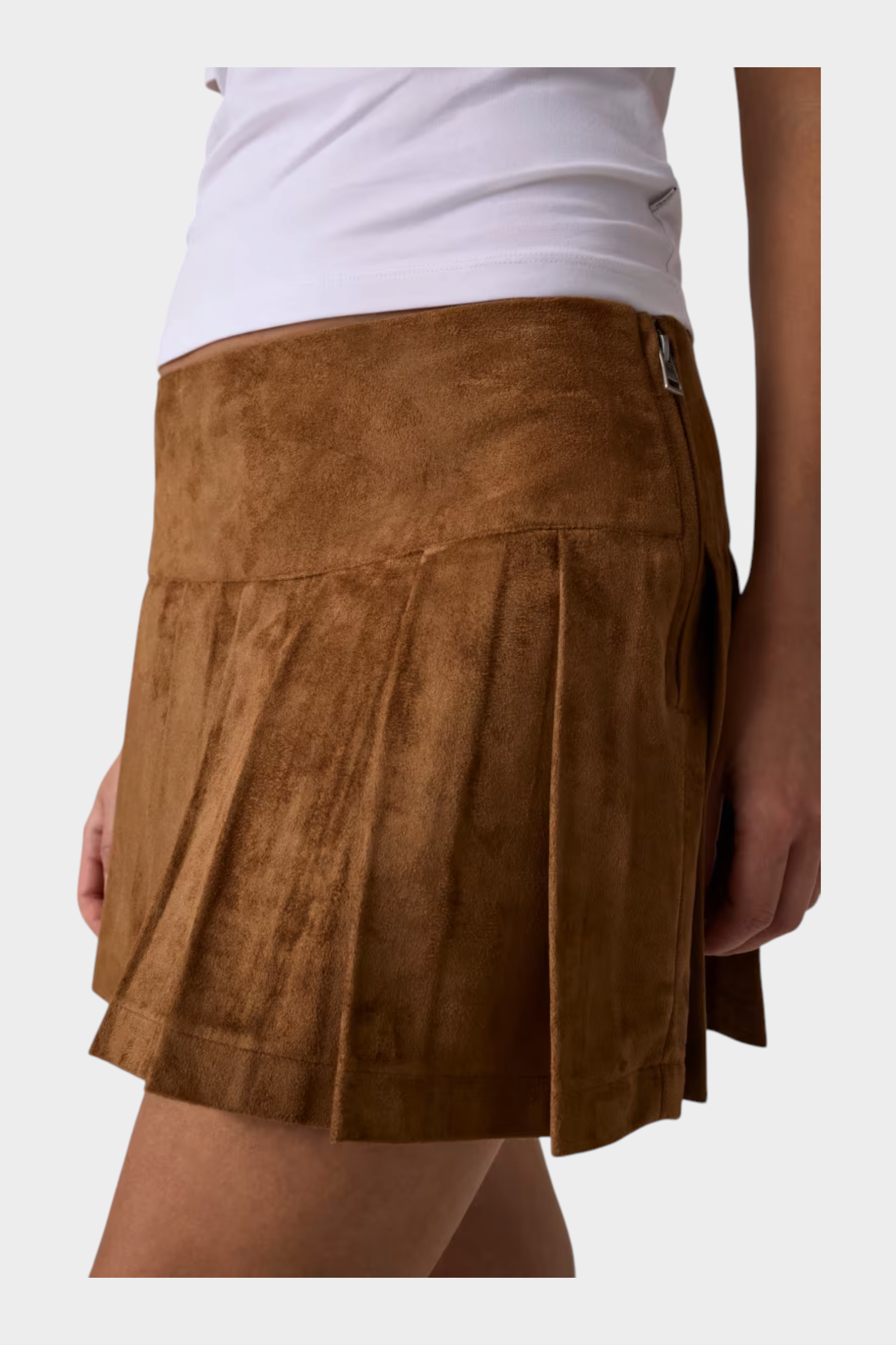 Gonna plissettata corta in pelle scamosciata marrone GUESS indossata, proposta da Follower SRL