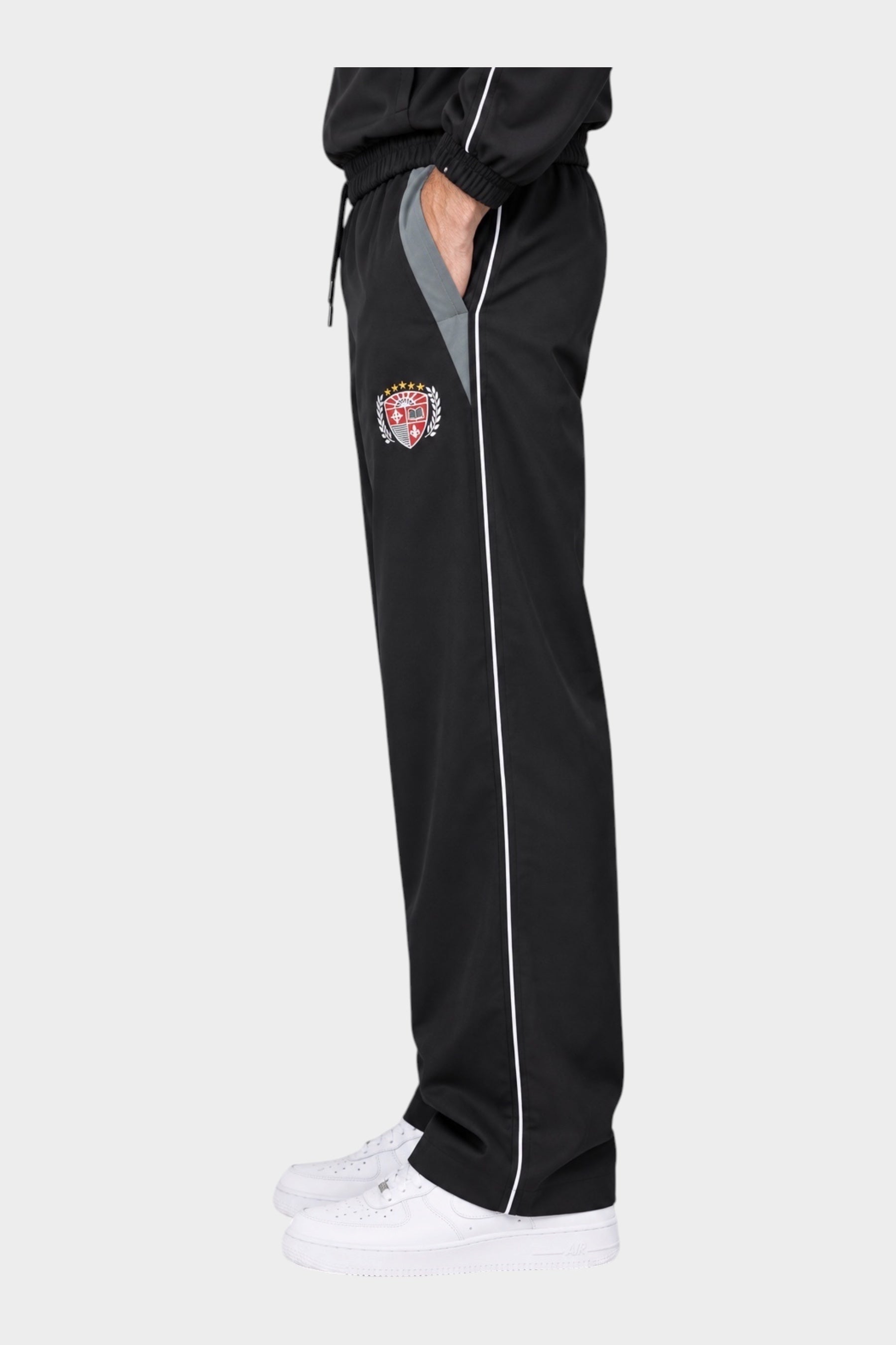 Pantaloni jogger Follower SRL GUESS in nylon nero con profili bianchi, inserti grigi e stemma laterale