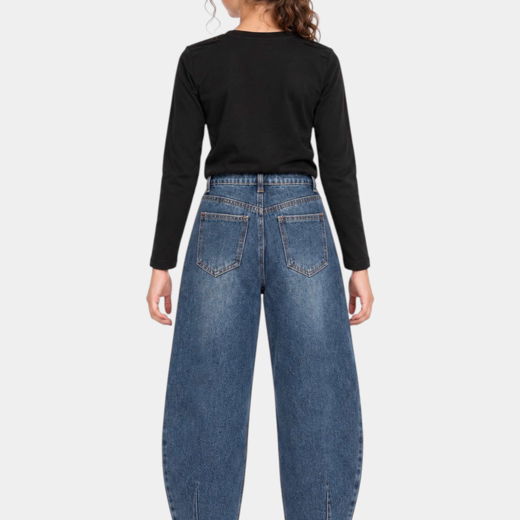 Jeans baggy blu con strass per bambina di Follower SRL, vista posteriore su modella con maglia nera e scarpe bianche