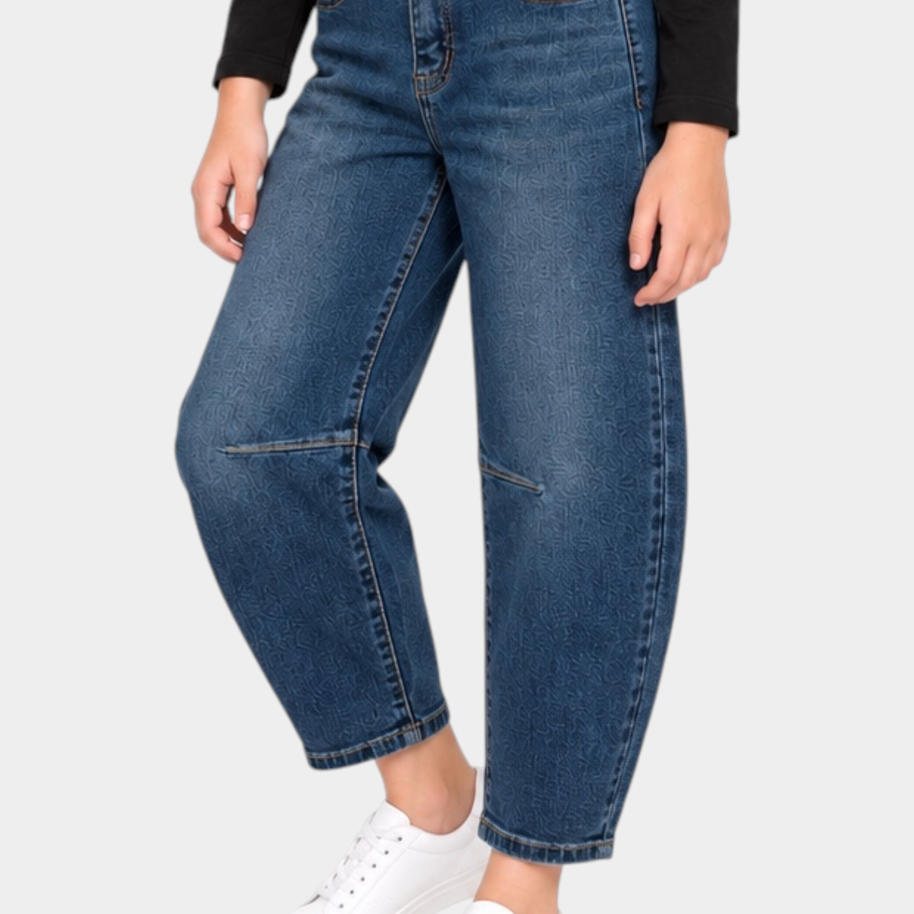 Bambina che indossa jeans baggy blu Follower SRL abbinati a una maglia nera a maniche lunghe con scritta bianca