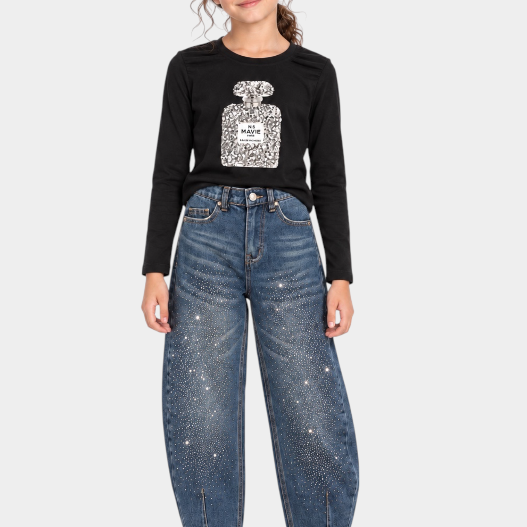 Bambina indossa jeans baggy blu Follower SRL con strass brillanti e spacco sul fondo, abbinati a maglia nera