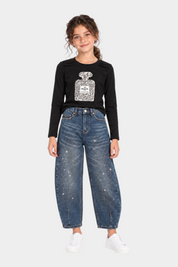 Bambina indossa jeans baggy blu Follower SRL con strass brillanti e spacco sul fondo, abbinati a maglia nera