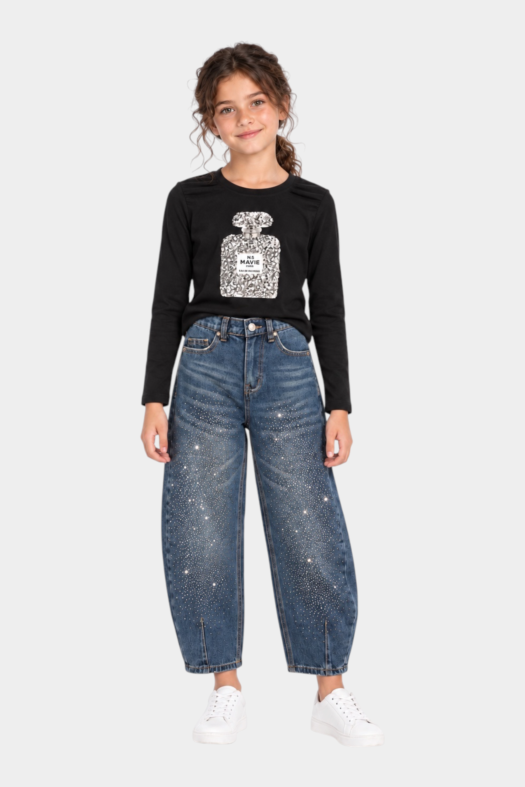 Bambina indossa jeans baggy blu Follower SRL con strass brillanti e spacco sul fondo, abbinati a maglia nera