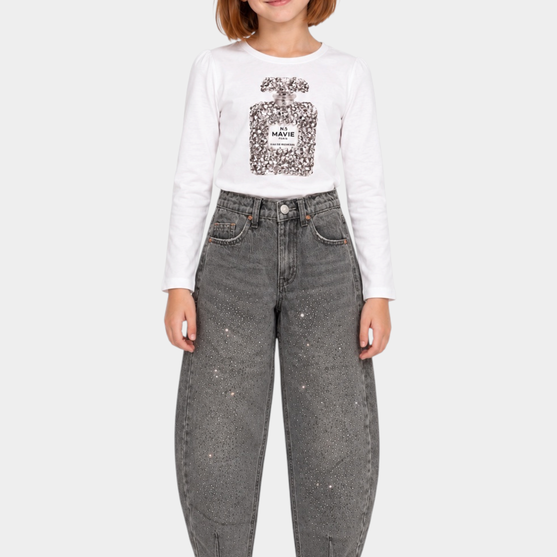 Bambina indossa jeans baggy grigi con strass e maglia bianca Follower SRL