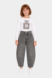 Bambina indossa jeans baggy grigi con strass e maglia bianca Follower SRL