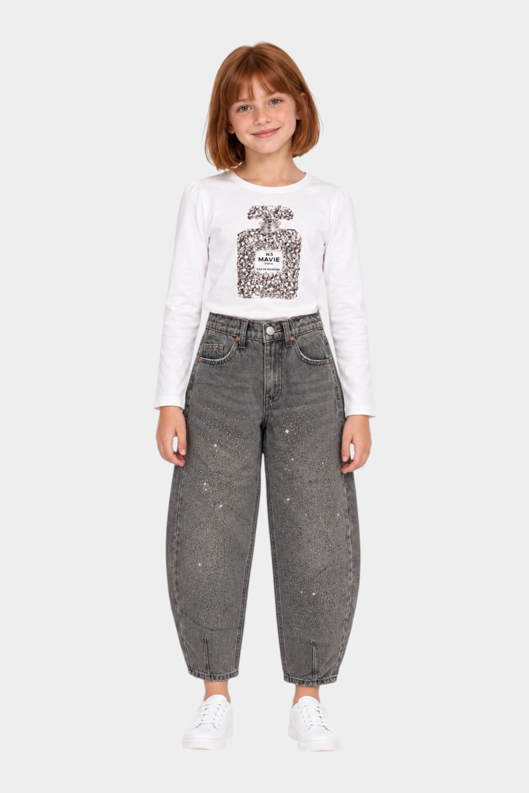 Bambina indossa jeans baggy grigi con strass e maglia bianca Follower SRL