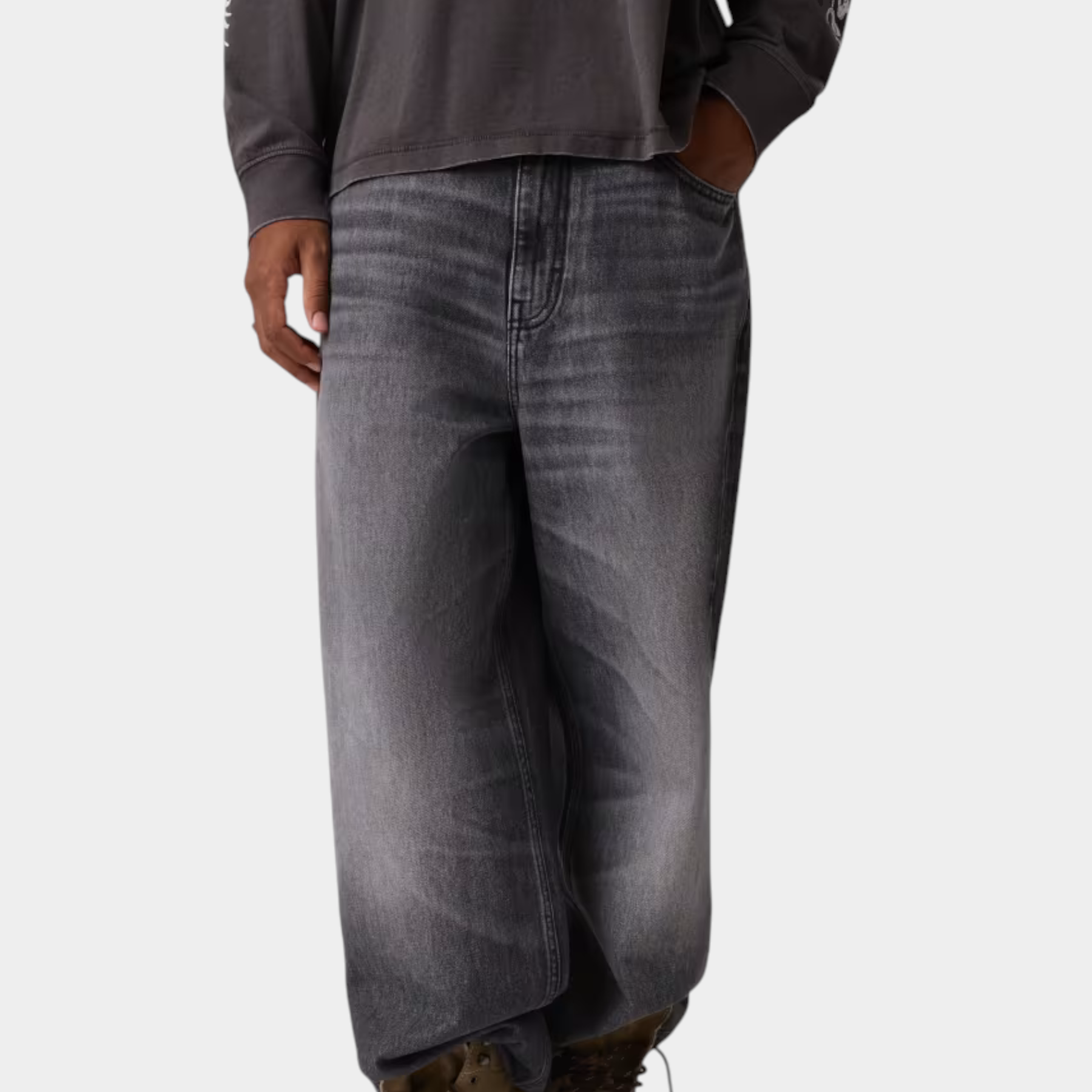 Jeans baggy grigi GUESS con vestibilità comoda e 5 tasche, indossati da un modello per Follower SRL